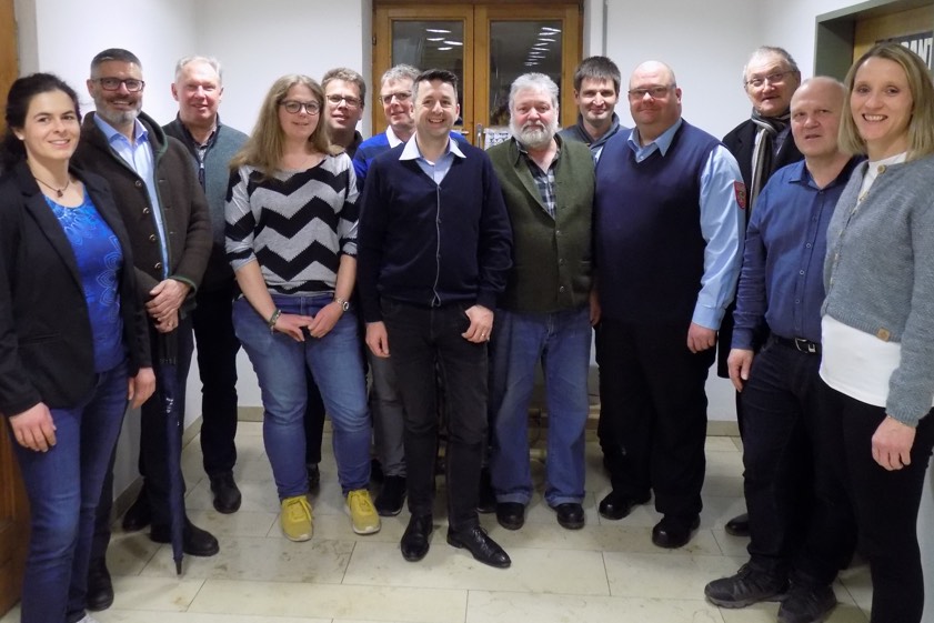 Von links: Sonja Wiesender (Vize-Vorsitzende des Feuerwehr-Vereins), Bürgermeister Jürgen Haindl, Franz Amesreiter (Erster Kommandant), Barbara Holzbauer (geehrt für 25 Jahre im aktiven Dienst), Christian Neukäufer (Dritter Kommandant), Robert Wiesender (langjähriger Leiter in Sachen Absturz-Sicherung), Roland Müller (Kreisbrandinspektor), Helmut Holzbauer (altersbedingt aus dem aktiven Dienst ausgeschieden), Alexander Knopf (zum Löschmeister befördert), Christian Nitschke (Kreisbrandrat), Altbürgermeister Manfred Russer, Martin Lang (Zweiter Kommandant) und Anna Amesreiter (Vereins-Vorsitzende). Foto: oh