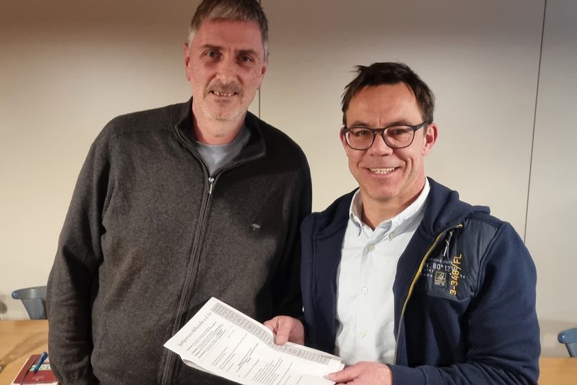 Tom Gröhlich (links), der Vorsitzende des Dart-Clubs "Rebels", freut sich über die Aufnahme seines Vereins ins Sport-Gremium von Pfaffenhofen, das von Martin Rohrmann (rechts) geleitet wird. Foto: Inderwies