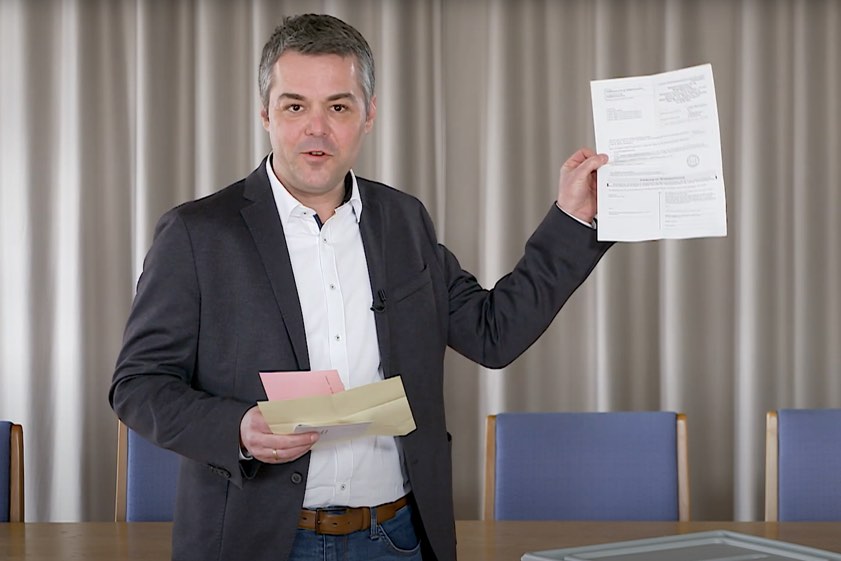 Bürgermeister Thomas Herker erklärt die beiden Bürgerentscheide. Quelle: Screenshot aus einem Video der Stadt Pfaffenhofen