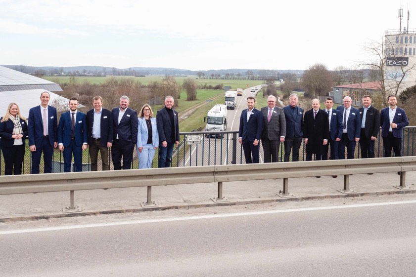 Von links: Sabrina Graf-Taglieber (Unternehmerin aus Munningen), Bundestags-Abgeordneter Christoph Schmid (SPD), Bundestags-Abgeordneter Maximilian Funke-Kaiser (FDP), Bundestags-Abgeordneter Reinhard Brandl (CSU), Franz Schabmüller (Sprecher IHK-Forum Region Ingolstadt), Catherine Schrenk (Leiterin IHK-Geschäftsstelle Ingolstadt), Erwin Ballis (Unternehmer aus Neuburg, stellvertretender Vorsitzender des IHK Regional-Ausschusses Neuburg-Schrobenhausen,) Matthias Hausmann (IHK Schwaben), Josef Brandner (stellvertretender IHK-Präsident Schwaben, Unternehmer aus Krumbach), Franz Leinfelder (Unternehmer aus Rain), Stefan Blauth (staatliches Bauamt Ingolstadt), Markus Kreitmeier (staatliches Bauamt Augsburg), Alexander Leis (staatliches Bauamt Krumbach), Reinhold Fisel (Unternehmeraus Dillingen) und Arnold Fischer (Unternehmer aus Burgheim). Foto: Winterstetter, IHK