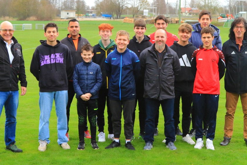 Von links: Gruppen-Schiedsrichter-Obmann Wolfgang Inderwies, Kilian Simon (BC Uttenhofen), Oren Johnson (TSV Reichertshausen), Maximilian Lörcher (BC Uttenhofen), Bastian Lengauer (ST Scheyern), Alexander Meyer (FC Unterpindhart), Florian Hausdorf (FC Schweitenkirchen), Sebastian Kohl (FC Rockolding), Tobias Ullrich (hinten, BC Uttenhofen, Trainer-Anwärter), Henry Leistner (SV Fahlenbach), Adam Elamrani (FC Geisenfeld), Daoud Hoshiar (FSV Pfaffenhofen) und Lehrwart Anton Wagner. Foto: oh