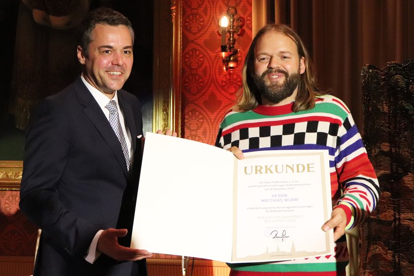 Matthias Wurm (rechts) erhielt den Kulturförderpreis der Stadt Pfaffenhofen; links Bürgermeister Thomas Herker (SPD).