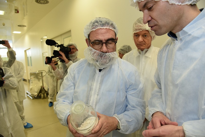 Der bayerische Gesundheits-Minister Klaus Holetschek (links) beim Firmen-Besuch in Pfaffenhofen. Rechts ein Vertreter von Daiichi-Sankyo, hinten der hiesige Landtags-Abgeordnete Karl Straub.