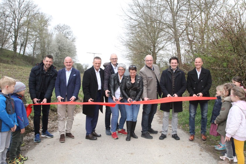 Bei der Eröffnung des Parcours: Georg Ott (Bürgermeister von Ilmmünster, von links), Manfred Sterz (Bürgermeister von Scheyern), Karl Straub (Landtags-Abgeordneter), Johann Beck (Johann-Beck-Consulting), Karin Hoisl-Schmidt (Freiraum-Institut), Kerstin Schnapp (stellvertretende Landrätin), Wolfgang Hagl (Bürgermeister von Hettenshausen), Johannes Hofner (KUS-Chef) Markus Neumeier (Audi-BKK). Foto: KUS