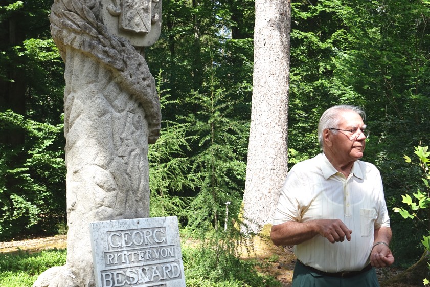 Hermann Schmid bei einer Führung im "Exotenwald". Foto: oh