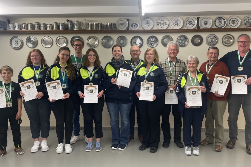 Die Vereins-Meister der gerade zu Ende gegangenen Saison 2022/23: Jonas Fritz (von links), Sabine Tremmel, Anja Schweigard, Peter Selles, Stefanie Reisner, Silvia Schweigard, Manfred Schweigard, Gerlinde Reisner, Michael Kaindl, Ida Donaubauer, Heinz Repper sowie Franz Müller.