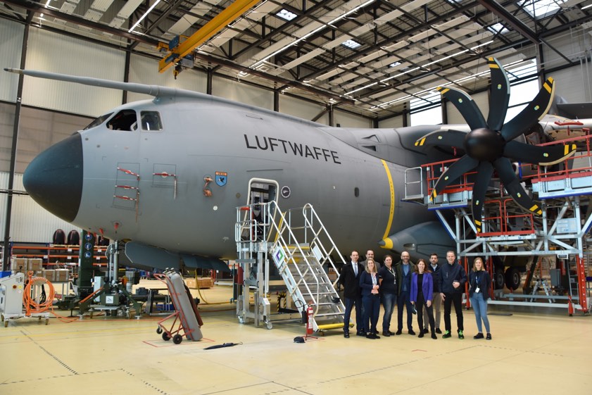 Gruppen-Foto vor dem Transport-Flugzeug A400M: Philipp Bittner (von links), Karina Gammel, Andreas Domke, Nicole Schimmer, Thomas Pretzl, Anna Christmann, Thomas Hempel, Stefan Römelt und Lisa Debschütz. Fotos: Airbus Defence and Space Manching