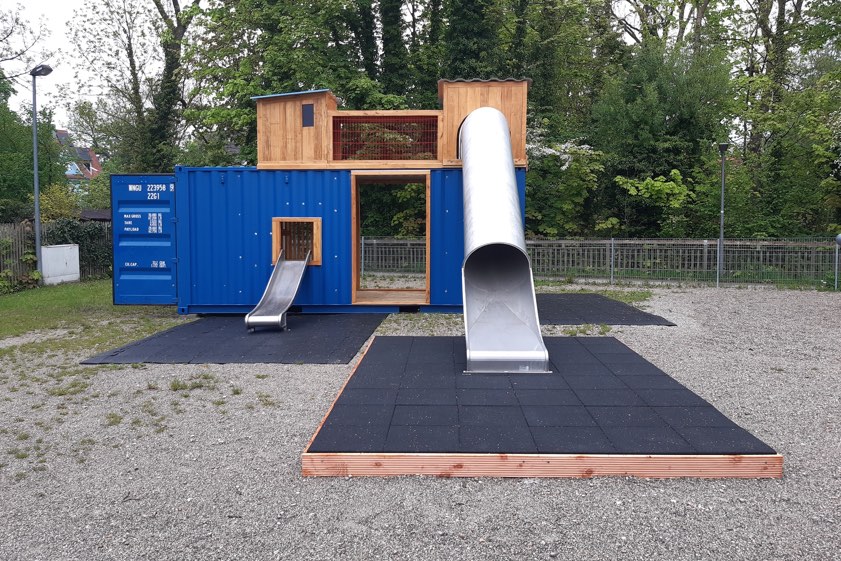 Der neue Spiel-Container auf dem Pausenhof der Greta-Fischer-Schule in Dachau. Bildnachweis. Foto: Landratsamt Dachau, Roland Leibhart