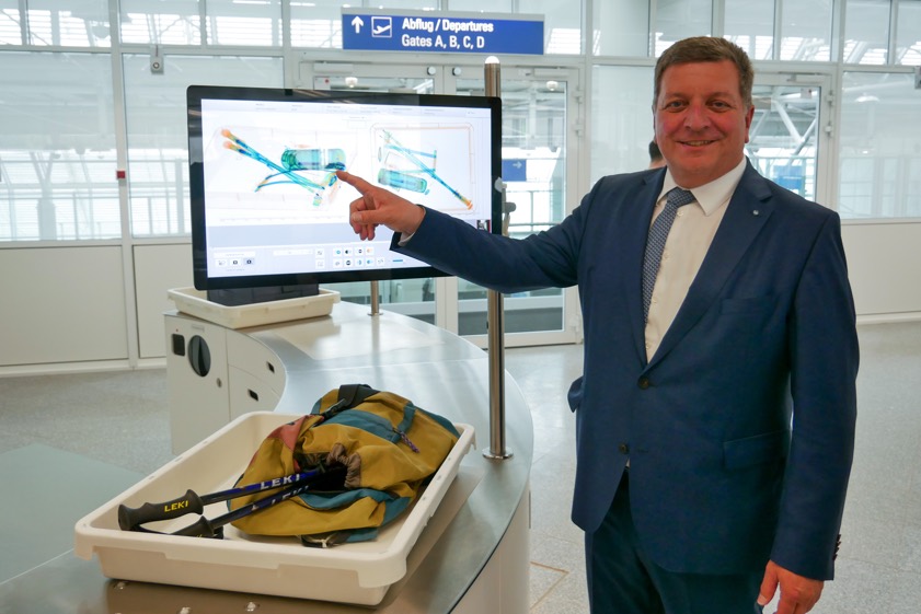 Der bayerische Verkehrs-Minister Christian Bernreiter zeigt die innovative 3D-Technik der neuen CT-Scanner. Foto: StMB, Alex Tino Friedel, FMG