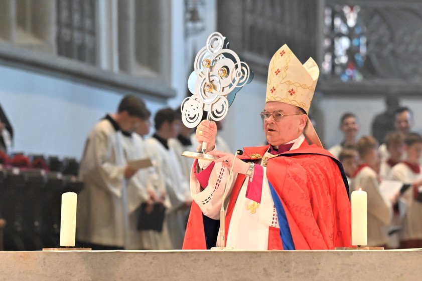 Erster Segen mit dem neuen Reliquiar: Bischof Meier bei der Pfingst-Vesper im Dom Fotos: pba, Leander Stork, David Wöhrl