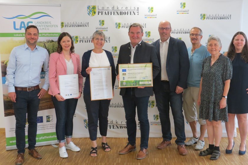 Von links: Andreas Regensburger, LAG-Managerin Julia Rinne, "Leader"-Koordinatorin Agnes Stiglmaier, LAG-Vorsitzender und Landrat Albert Gürtner, Wolfgang Hagl, Siegfried Ebner, Elisabeth Fischer und LAG-Assistentin Tina Schuler. Foto: Rottler