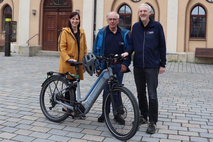 Michael Stoll (Mitte) und Peter Hoffmann sind die ersten Radweg-Paten in Pfaffenhofen. Foto: Stadt Pfaffenhofen