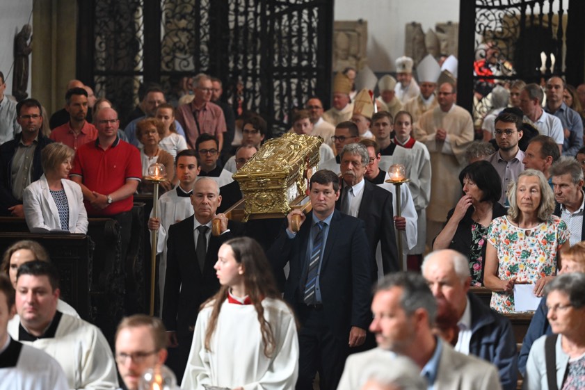 Der Ulrichs-Schrein wurde feierlich durch die Basilika "St. Ulrich und Afra" getragen. Fotos: Julian Schmidt, pba