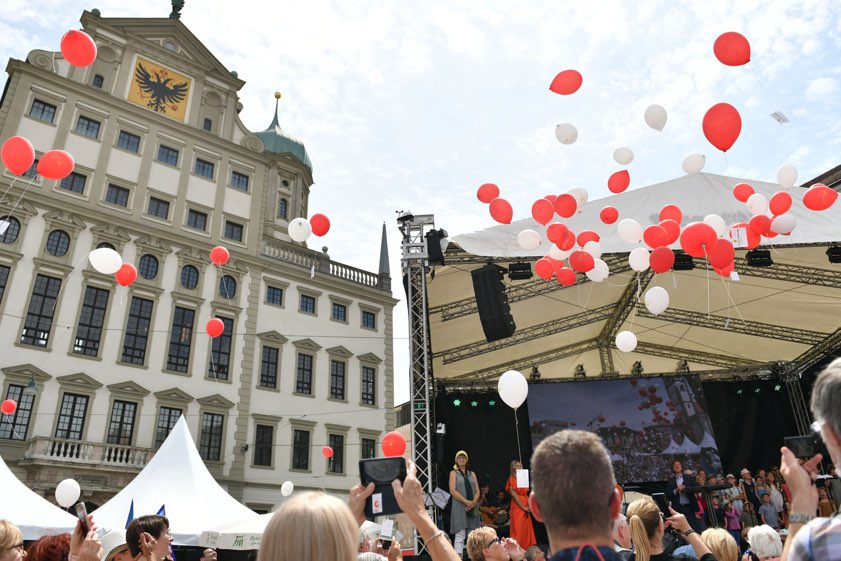 Rote und weiße Luftballons trugen Bitten und Wünsche an den Heiligen Ulrich in den Himmel. Fotos: Maria Rösch, Julian Schmidt, pba