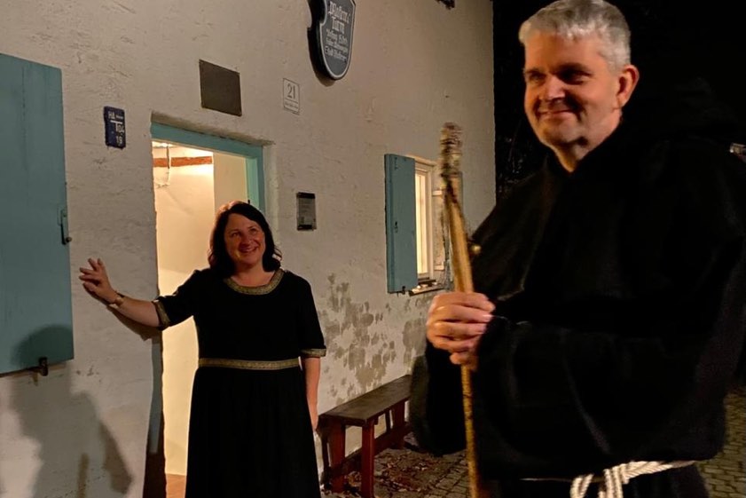 Mittelalterlich gewandet führen Karin und Thomas Zaum durch Schrobenhausen. Foto: Zaum
