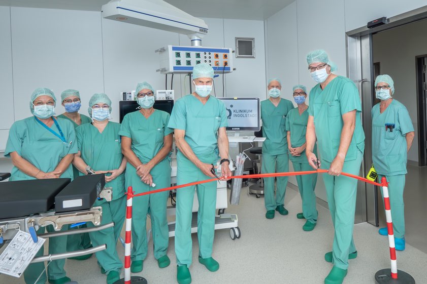 Die Geschäftsführer Andreas Tiete und Jochen Bocklet bei der symbolischen Eröffnung des neuen OP-Saals im Klinikum von Ingolstadt. Foto: Klinikum Ingolstadt.