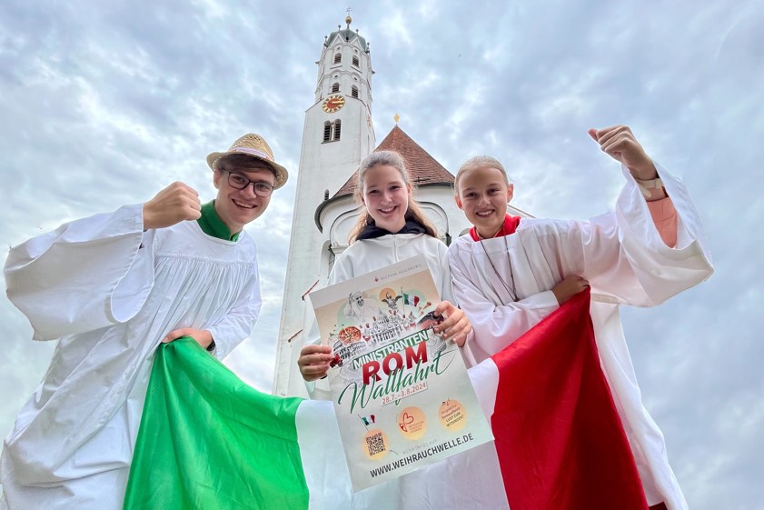 Die Ministranten Ludwig (von links), Emma und Hanna aus Dinkelscherben freuen sich schon auf die Tage im nächsten Sommer, die sie gemeinsam mit Tausenden von Gleichgesinnten in Rom verbringen wollen. Foto: Julian Schmidt / pba