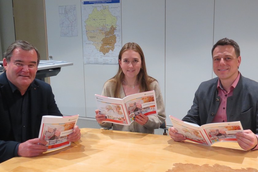 Landrat Albert Gürtner (links) mit Abteilungs-Leiterin Annika Skorna und Richard Lechner, dem Senioren-Beauftragten des Landkreises, bei der Vorstellung der Neuauflage des Senioren-Wegweisers. Foto: Wohlsperger