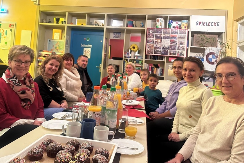Beim Start beim Sprach-Cafés in Wolnzach: VHS-Leiterin Alice Köstler-Hösl (links), Integrations-Beauftragte Nevila Saja-Seefried (Zweite von links), Ehrenamts-Koordinatorin Christiane Knab-Schäfer (rechts) und Sprach-Café-Organisatorin Ivana Winterfeld (Zweite von rechts). Foto: Strobl