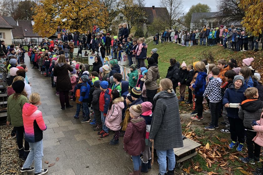 Die Buben und Mädchen der Joseph-Maria-Lutz-Schule bei der Siegerehrung. Fotos: Stadt Pfaffenhofen