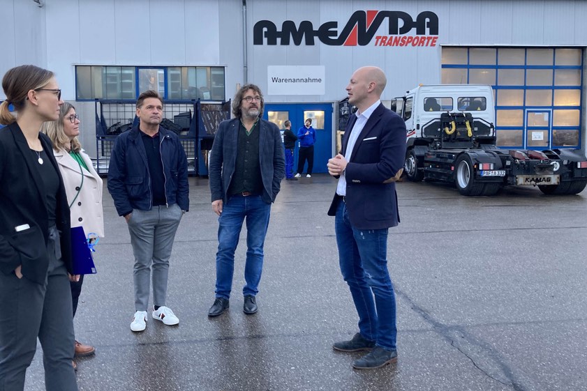 Einige der IHK-Vertreter bei einer Betriebs-Besichtigung bei der "Amenda & Sohn Transport GmbH" in Hohenwart; rechts Geschäftsführer Sebastian Amenda. Foto: IHK