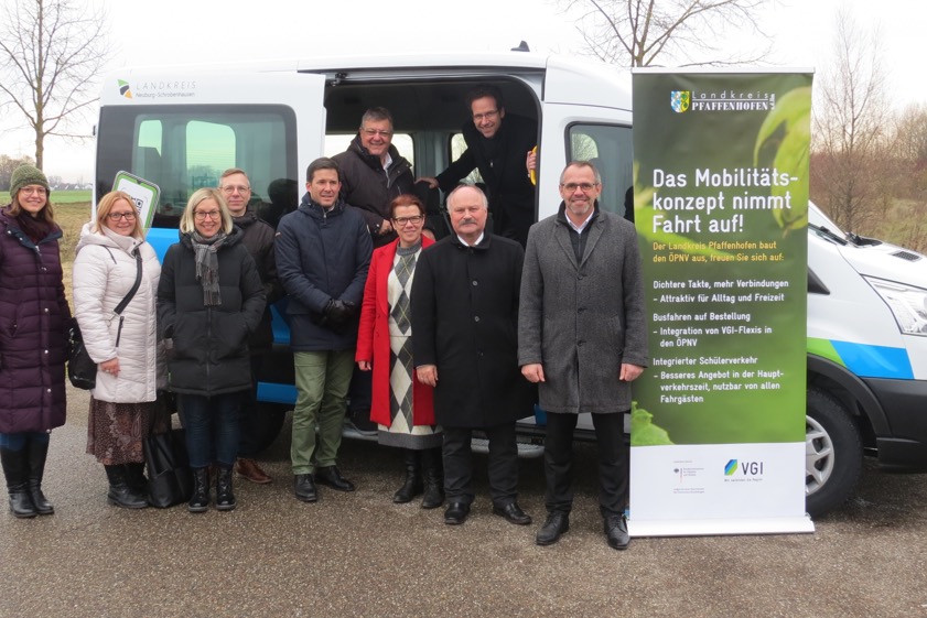 Von links: Fiona Weber (Landratsamt Pfaffenhofen), Mirjam Leupold Herrmann (VGI), Stefanie Sonnleitner (VGI), Steffen Kill (Landratsamt Pfaffenhofen), Bürgermeister Thomas Mack (Weichering), Bürgermeister Herbert Nerb (Manching), stellvertretende Pfaffenhofener Landrätin Kerstin Schnapp, Bürgermeister Ludwig Wayand (Baar-Ebenhausen), der Neuburg-Schrobenhausener Landrat Peter von der Grün und Bürgermeister Stefan Kumpf (Karlskron). Foto: Rottler