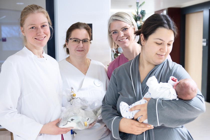 Glückwünsche an die Eltern und ein Stofftier für den kleinen Ahmet überbrachten stellvertretend für das Geburtshilfe-Team: Assistenz-Ärztin Anne Vogel (von links), Krankenschwester Karin Trini und Hebamme Maria Ehrenstraßer. Foto: Klinikum Ingolstadt