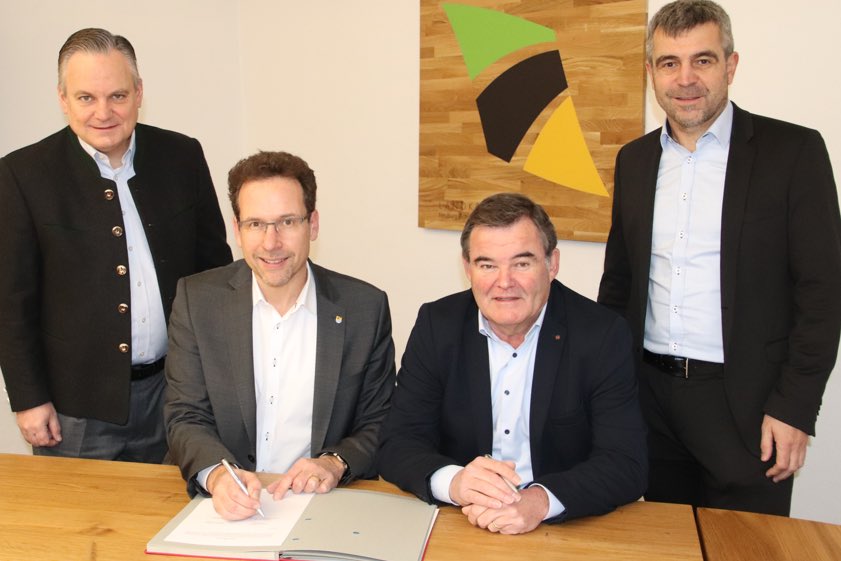 Gemeinsam unterzeichneten der Oberbürgermeister von Ingolstadt, Christian Scharpf (von links), sowie die Landräte Peter von der Grün (Kreis Neuburg- Schrobenhausen), Albert Gürtner (Kreis Pfaffenhofen) und Alexander Anetsberger (Kreis Eichstätt), einen Vertrag bezüglich der künftigen Kooperation im Bereich Wasserstoff. Foto: Landratsamt Neuburg-Schrobenhausen