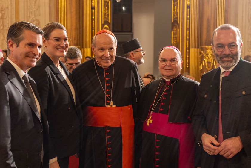 Von links: Manfred Beißwenger (Staatsminister für Europa-Angelegenheiten), Eva Weber (Augsburger Oberbürgermeisterin), Kardinal Christoph Schönborn (päpstlicher Gesandter), Augsburgs Bischof Bertram Meier und Europa-Abgeordneter Manfred Weber (Partei- und Fraktions-Vorsitzende der EVP). Fotos: Julian Schmidt, Leander Stork, pba