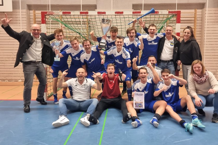 Diesen Pott gilt es zu verteidigen: Das Pfaffenhofener Team holte im vergangenen Jahr zum insgesamt achten Mal den Titel des oberbayerischen Schiedsrichter-Fußball-Hallenmeisters. Foto: Archiv Inderwies