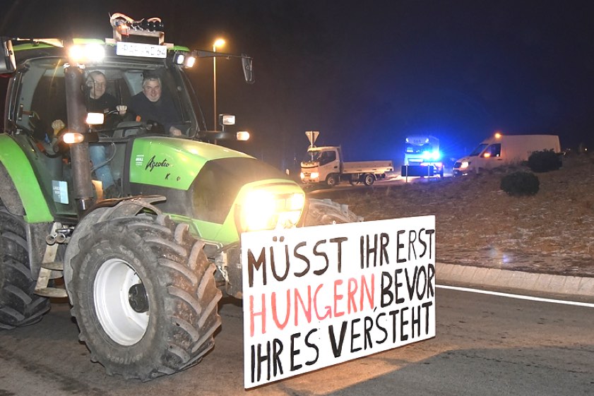 Foto oben: Archivfoto von der jüngsten Protest-Fahrt zwischen Wolnzach und Rohrbach; Grafik unten: Landratsamt Pfaffenhofen / Google-Maps