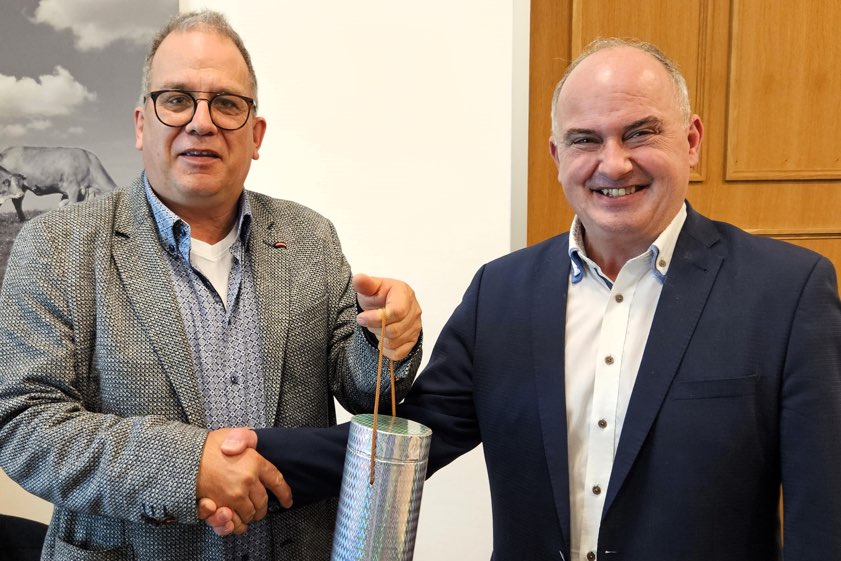 Mike Jäger (links), der Vorsitzende des Gewerbe-Vereins von Scheyern, bedankte sich bei Bürgermeister Manfred Sterz für dessen Ausführungen zum Klimaschutz-Konzept. Foto: Inderwies