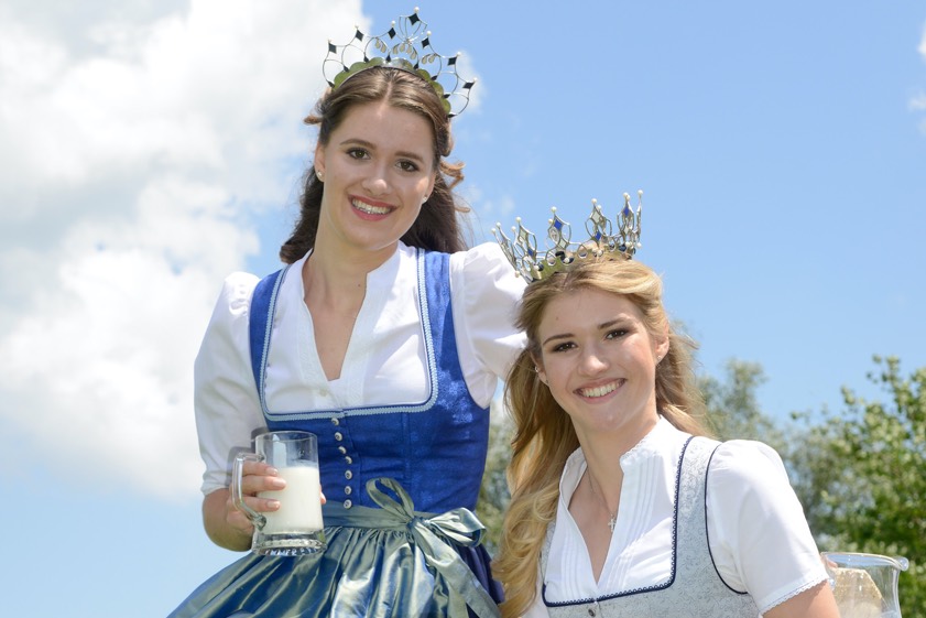 Milchkönigin Veronika Gschoßmann (rechts) und Milchprinzessin Philomena Mögele. Foto: Verband der Milcherzeuger Bayern, VMB