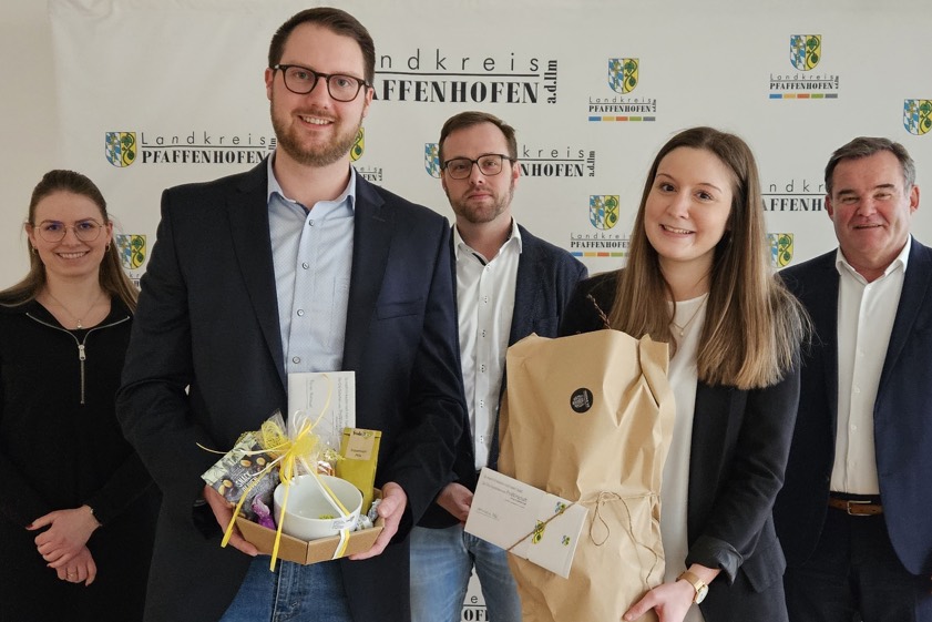 Sandra Schmeller (von links), Florian Haslauer, Sachgebiets-Leiter Christoph Ruppert, Annalena Ettl und Landrat Albert Gürtner. Foto: Stimpel