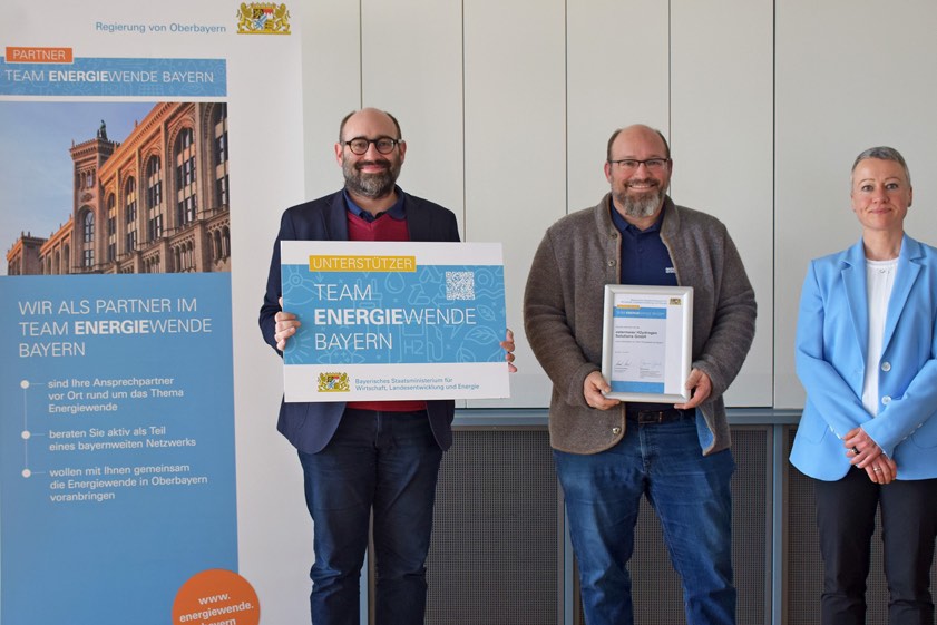 Von links: Markus Ostermeier (Geschäftsführer der "Ostermeier H2ydrogen Solutions GmbH"), Peter Ostermeier (Technischer Leiter der Firma) und Regierungs-Vizepräsidentin Sabine Kahle-Sander.