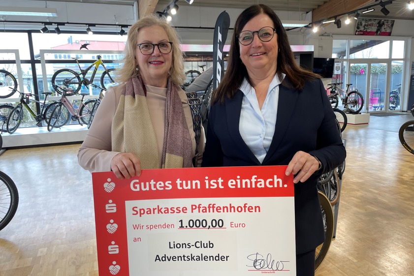 Gewinnerin Brunhilde Moosmayr (links) und Sparkassen-Managerin Ingrid Stocker.