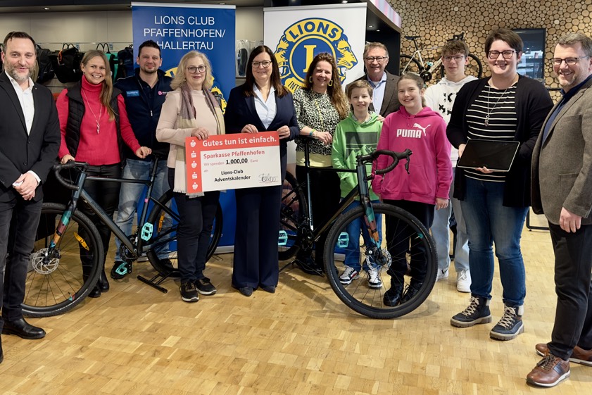 Von links: Lions-Präsident Georg Schultes, Karin Felbermeir, Matthias Kratzer (Kratzer-Bikes), Brunhilde Moosmayr, Ingrid Stocker (Sparkasse), Familie Klotz, Adventskalender-Initiator Franz Böhm, Julia Zimmermann, Fabian Stahl (Stahl-Computertechnik). Foto: oh