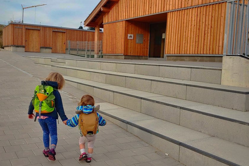Zwei Kinder auf dem Weg zur Kita "Am Hopfastadl". Foto: Stadt Pfaffenhofen