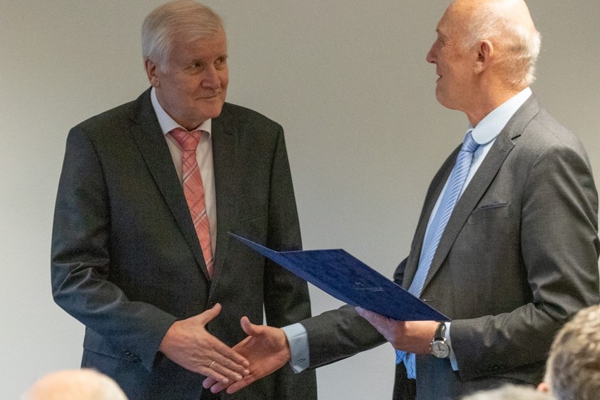 THI-Präsident Professor Walter Schober (rechts) gratuliert Horst Seehofer zur Ehrensenator-Würde Fotos: THI.