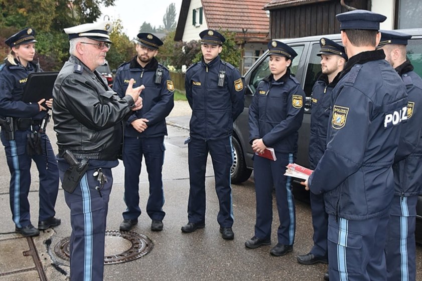 Dieses Foto entstand Ende Oktober vergangenen Jahres bei einer Präventions-Aktion im Gemeinde-Gebiet von Pfaffenhofen: Einsatz-Leiter Markus-Alexander Hertl von der Polizei-Dienststelle in der Kreisstadt bespricht hier gerade das Vorgehen mit den jungen Kollegen. Foto: Raths