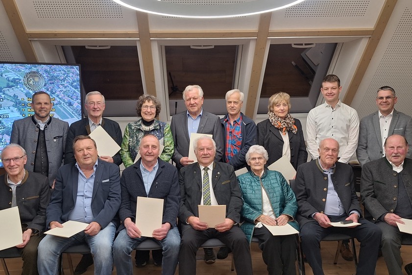 Die anwesenden Geehrten mit Bürgermeister Manfred Betzin (hinten, links), Vize-Bürgermeister Tobias Endres (hinten, Zweiter von rechts) und Rathaus-Geschäftsleiter Stefan Schmid (hinten, rechts). Einige der Geehrten waren krankheitsbedingt entschuldigt. Foto: Gemeinde Jetzendorf.
