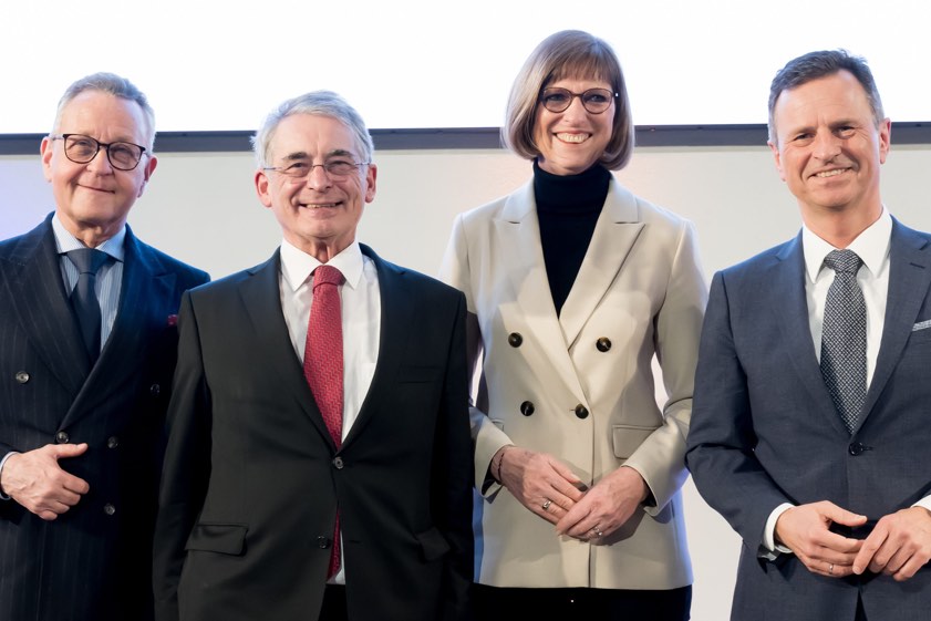 IHK-Präsident Klaus Josef Lutz (von links), Eduard Kastner, Michaela Schenk und IHK-Hauptgeschäftsführer Manfred Gößl. Foto: Tobias Hase, IHK