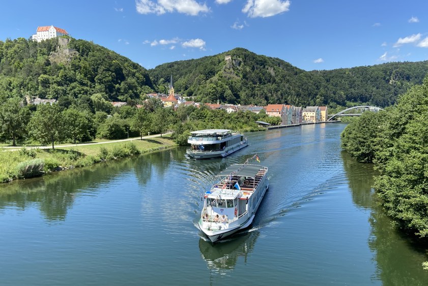 Die beiden Schweiger-Schiffe auf dem Main-Donau-Kanal auf Höhe von Riedenburg. Foto: Renate Schweiger