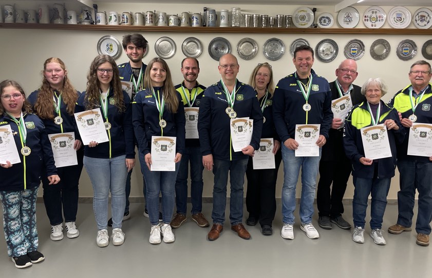 Die Vereins-Meister der Saison 2023/24: Katja Schweigard (von links), Sabine Tremmel, Anja Schweigard, Yunus Tekin, Natalia Szkup, Dominik Schmidt, Manfred Schweigard, Gerlinde Reisner, Bernd Glücksmann, Karl-Heinz Schmidt, Ida Donaubauer und Heinz Repper.