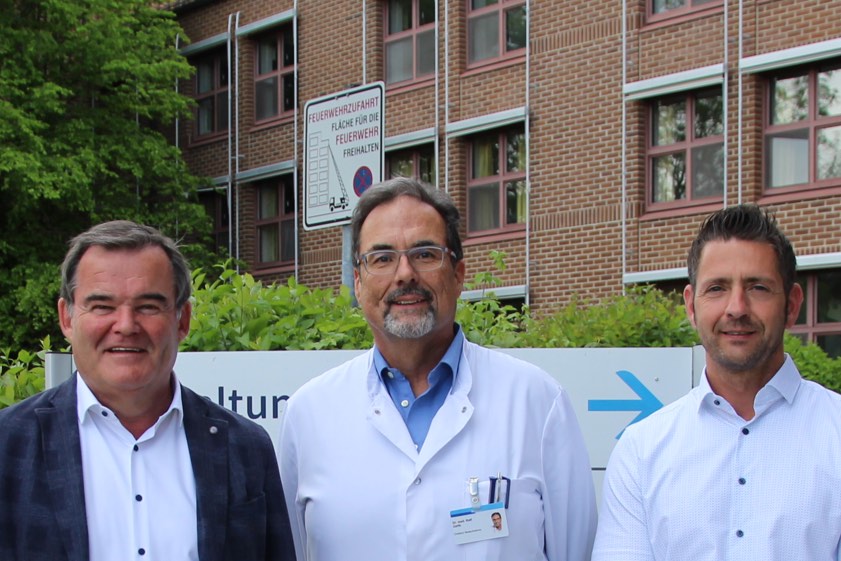 Chefarzt Ralf Zarth (Mitte), der neue Leiter der zentralen Notaufnahme an der Ilmtalklinik in Pfaffenhofen, mit Klinik-Geschäftsführer Christian Degen (rechts) sowie dem Pfaffenhofener Landrat Albert Gürtner, der auch Chef des Ilmtalklinik-Aufsichtsrats ist. Foto: Räker