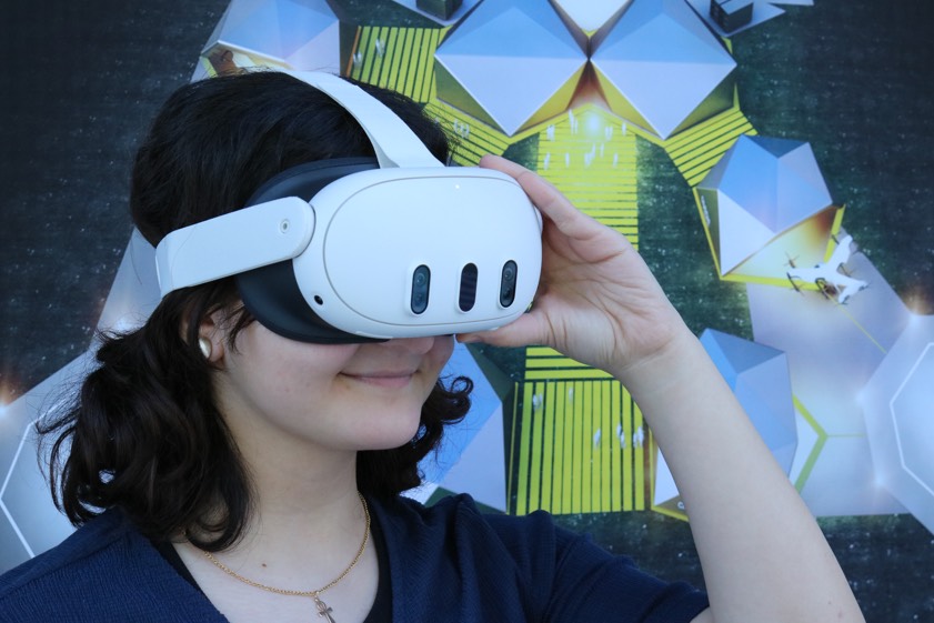 Mit Hilfe einer VR-Brille können die Besucherinnen und Besucher in virtuelle Welten eintauchen Foto: THI.