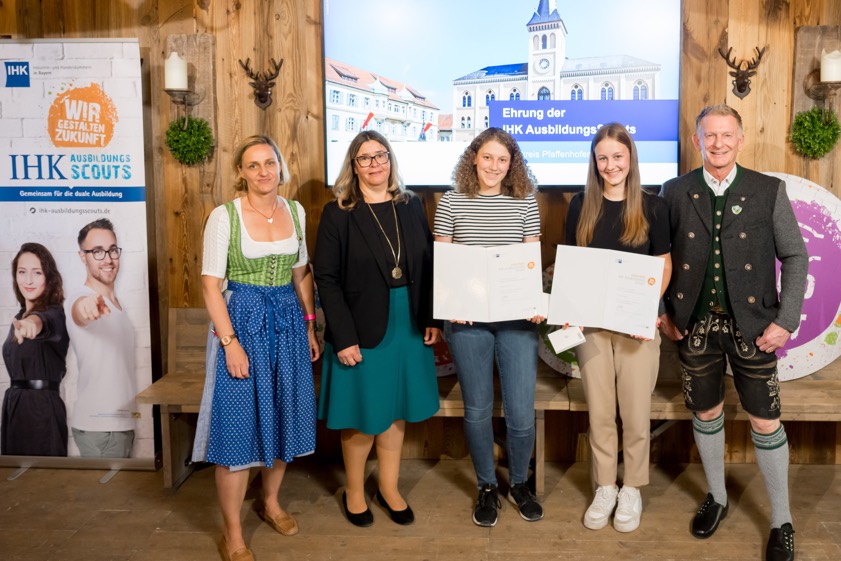 Von links: Susanne Reiser (für den Kreis Pfaffenhofen zuständige Regional-Koordinatorin in Sachen IHK-Ausbildungs-Scouts), Catherine Schrenk (Leiterin der IHK-Geschäftsstelle in Ingolstadt), Katharina Eis und Hannah Zacherl sowie Hubert Schöffmann (IHK-Bereichs-Leiter in Sachen berufliche Bildung). Foto: Tobias Hase / IHK