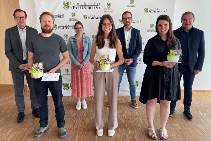 Von links: Abteilungs-Leiter Walter Reisinger, Tobias Hennige, Ausbildungs-Leiterin Sandra Schmeller, Annalena Höß, Sachgebiets-Leiter Christoph Ruppert, Lorena Heidingsfelder und Landrat Albert Gürtner. Amelie Schöberl konnte beim Foto-Termin nicht dabei sein. Foto: Spratter