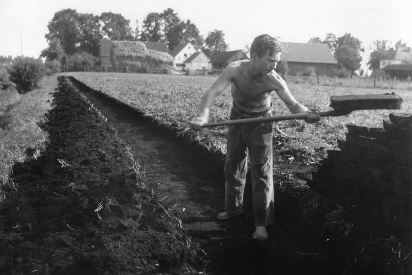 Untermaxfeld: Torfstecher Philipp Klepper aus Stengelheim, 1937. Fotos: Kulturhistorischer Verein Donaumoos, F. Koch