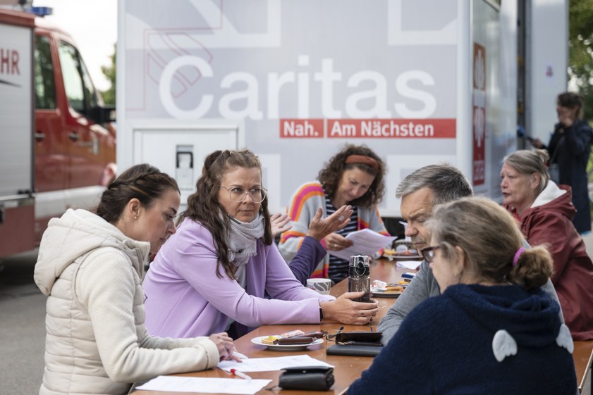 Der Caritas-Beratungs-Bus beim Einsatz in Manching-Pichl am 12. Juni. Foto: Erol Gurian, Caritas International